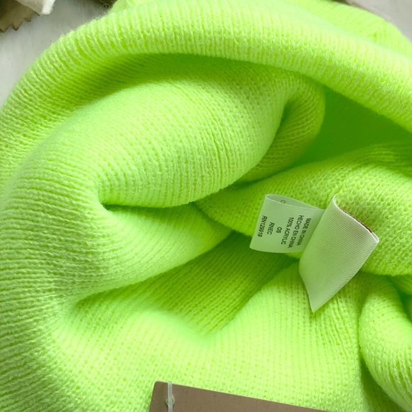 New with tag LEVI’S SUPERIOR WARMTH HERO BEANIE with Leather logo Patch Neon Ylw - Picture 4 of 4